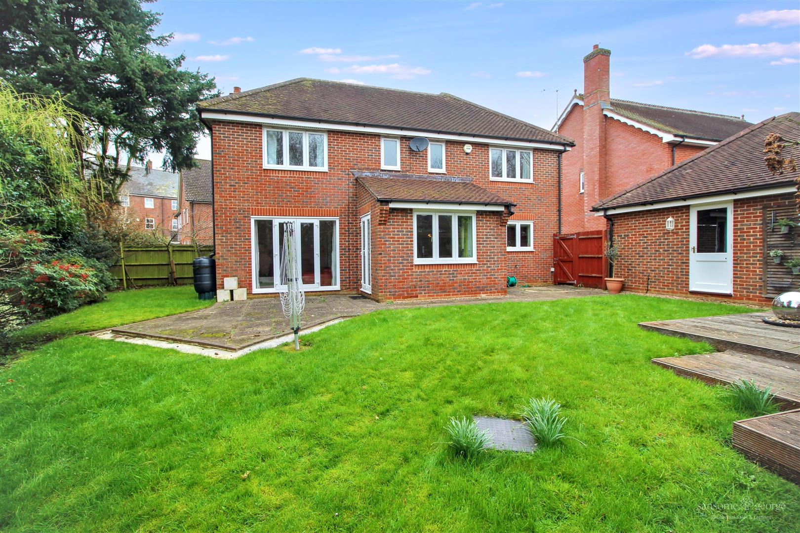 5 bed property in Clarendon Rise, Reading